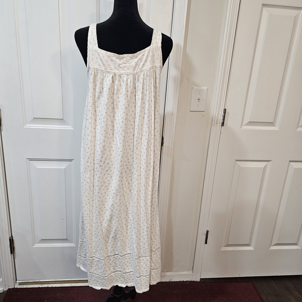 Aria White Eyelet Pointelle Floral with Floral Shaped Buttons Size Small{Bx7} - Picture 8 of 14